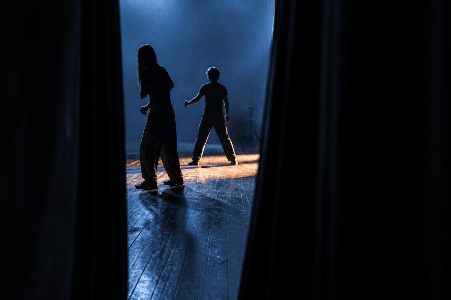 Actores ensayando una escena frente a cámara
